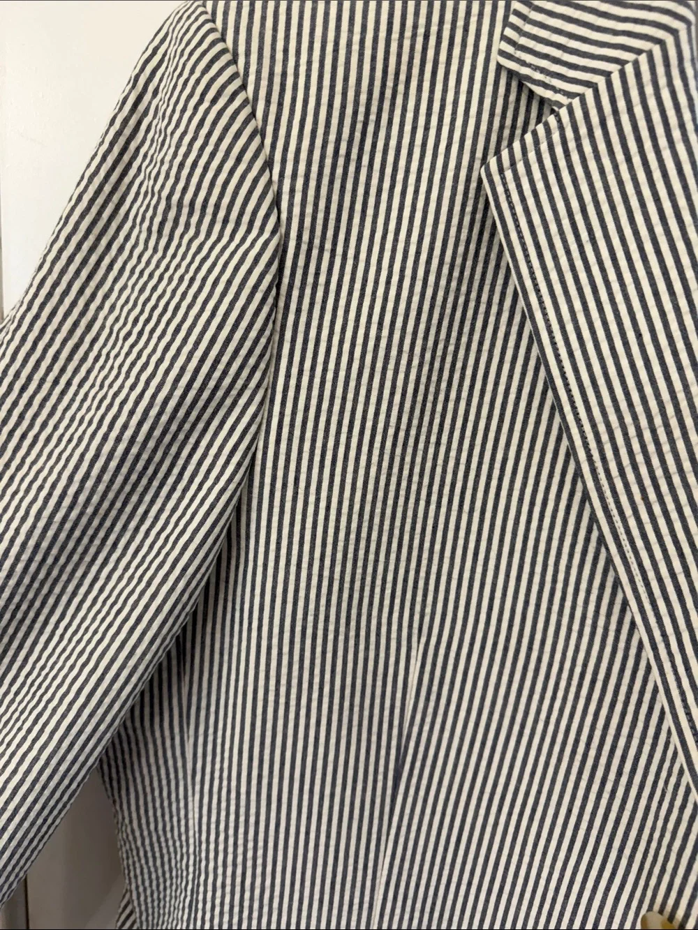 Preswick & Moore White and Navy Striped Seersucker Sport Coat
